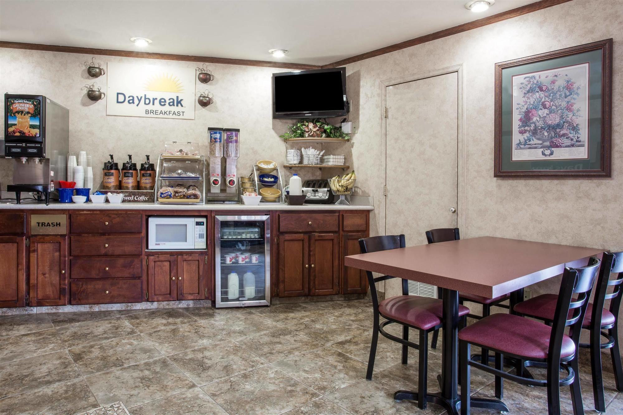 Days Inn By Wyndham Portland Central Εξωτερικό φωτογραφία
